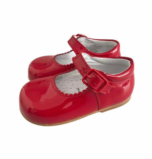 Zapato de charol rojo con correa